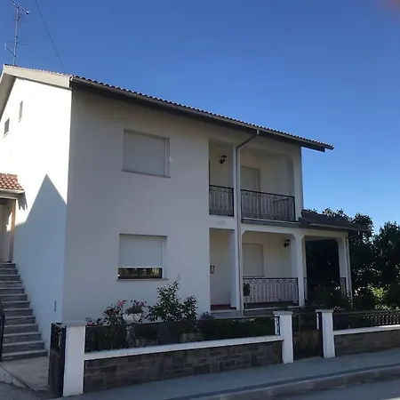 Duplex Em Casa Inteiro. 4 Quartos. Bem Localizada. ブラガンサ