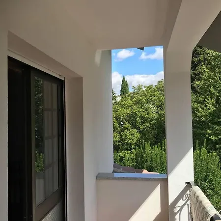 Duplex Em Casa Inteiro. 4 Quartos. Bem Localizada.